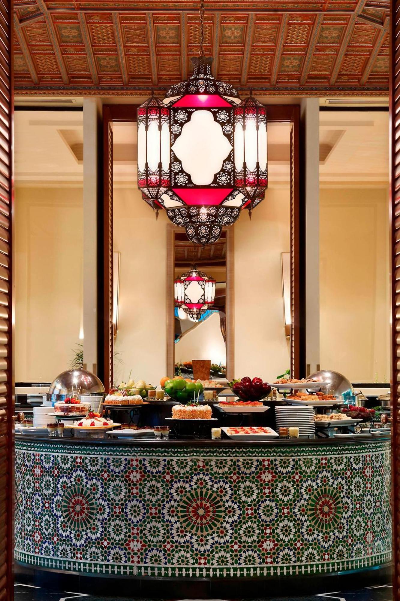 ホテル ル メリディアン アル コバール アル・コバール エクステリア 写真 A buffet at a hotel
