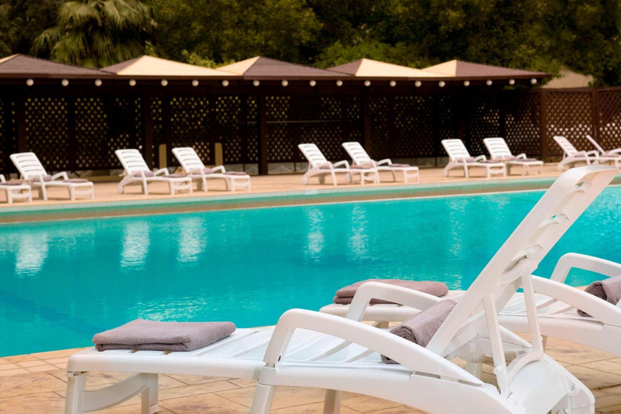 ホテル ル メリディアン アル コバール アル・コバール エクステリア 写真 The pool at the hotel
