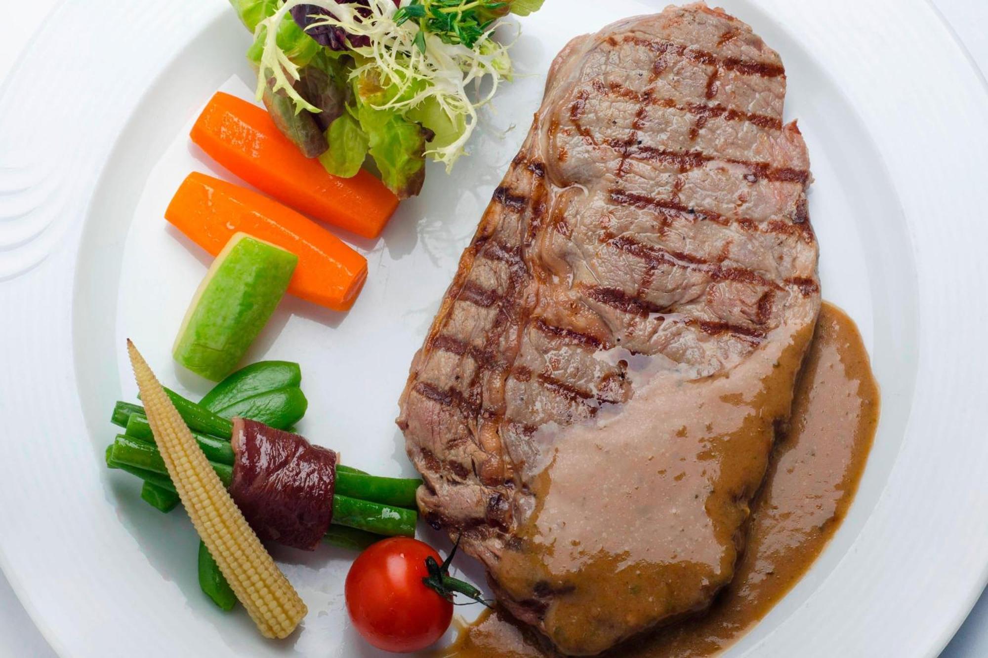 ホテル ル メリディアン アル コバール アル・コバール エクステリア 写真 A steak with vegetables
