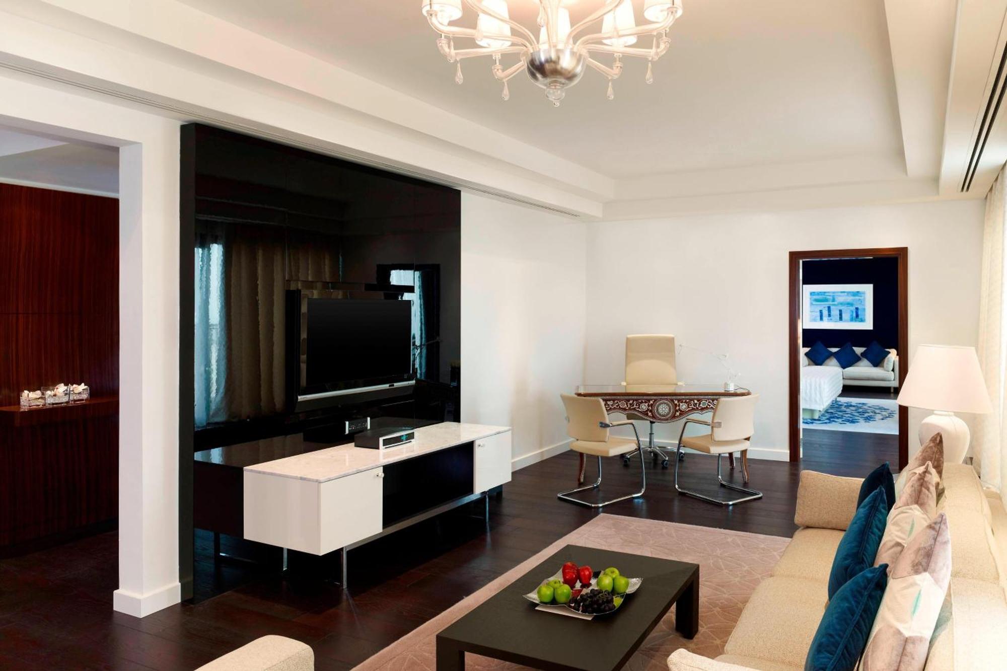 ホテル ル メリディアン アル コバール アル・コバール エクステリア 写真 A living room in a suite at the Ritz-Carlton, Moscow