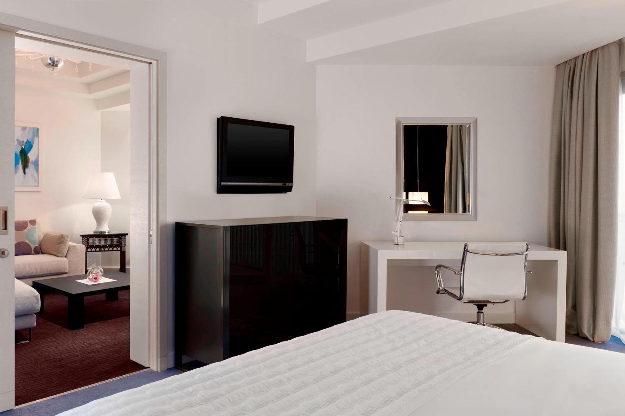 ホテル ル メリディアン アル コバール アル・コバール エクステリア 写真 A typical bedroom in a typical hotel